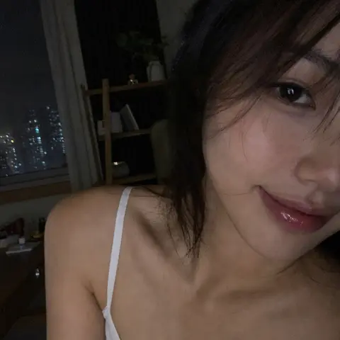 Late Night Phone Selfie AI image style preview for image-to-image generation